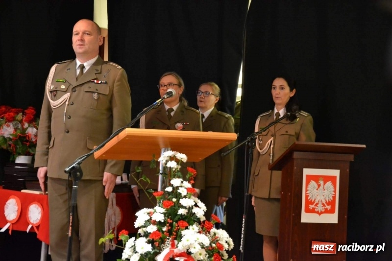 Zdjęcie w galerii na portalu naszraciborz.pl: Służby mundurowe uczciły setną rocznicę odzyskania przez Polskę niepodległości wiadomości z regionu