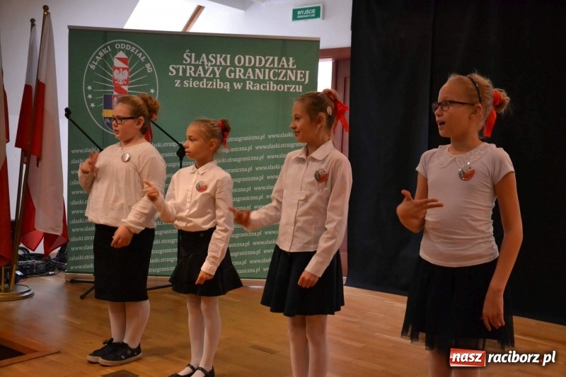 Zdjęcie w galerii na portalu naszraciborz.pl: Służby mundurowe uczciły setną rocznicę odzyskania przez Polskę niepodległości wiadomości z regionu