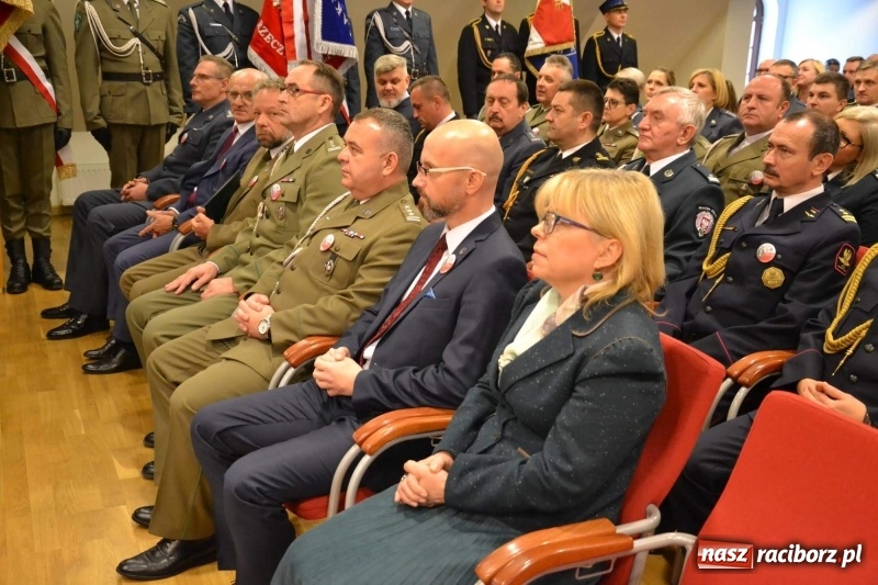 Zdjęcie w galerii na portalu naszraciborz.pl: Służby mundurowe uczciły setną rocznicę odzyskania przez Polskę niepodległości wiadomości z regionu
