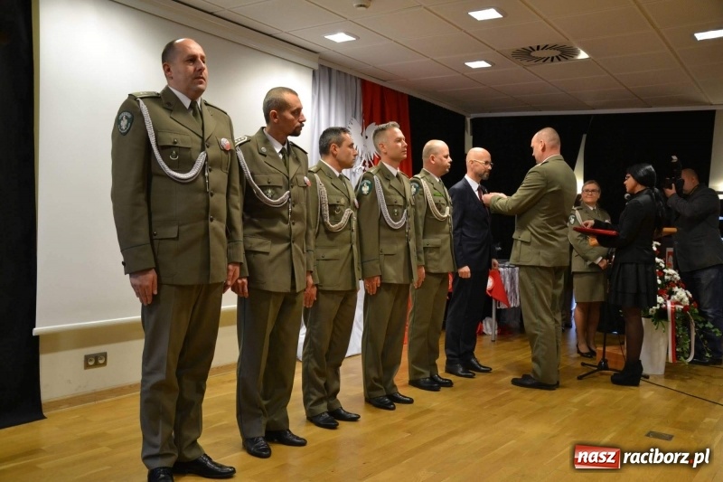 Zdjęcie w galerii na portalu naszraciborz.pl: Służby mundurowe uczciły setną rocznicę odzyskania przez Polskę niepodległości wiadomości z regionu