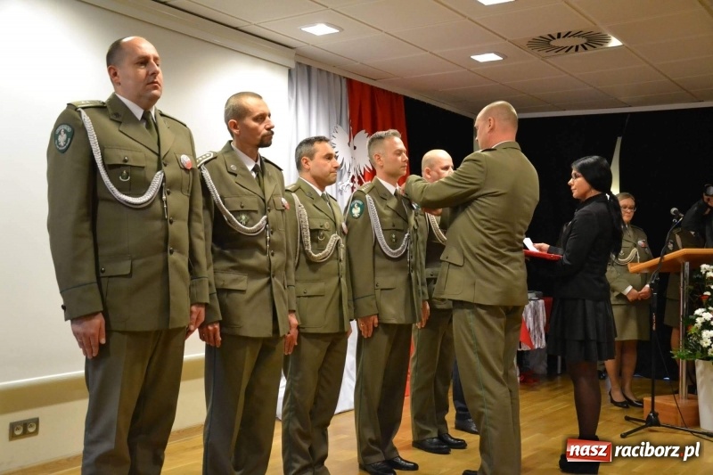 Zdjęcie w galerii na portalu naszraciborz.pl: Służby mundurowe uczciły setną rocznicę odzyskania przez Polskę niepodległości wiadomości z regionu