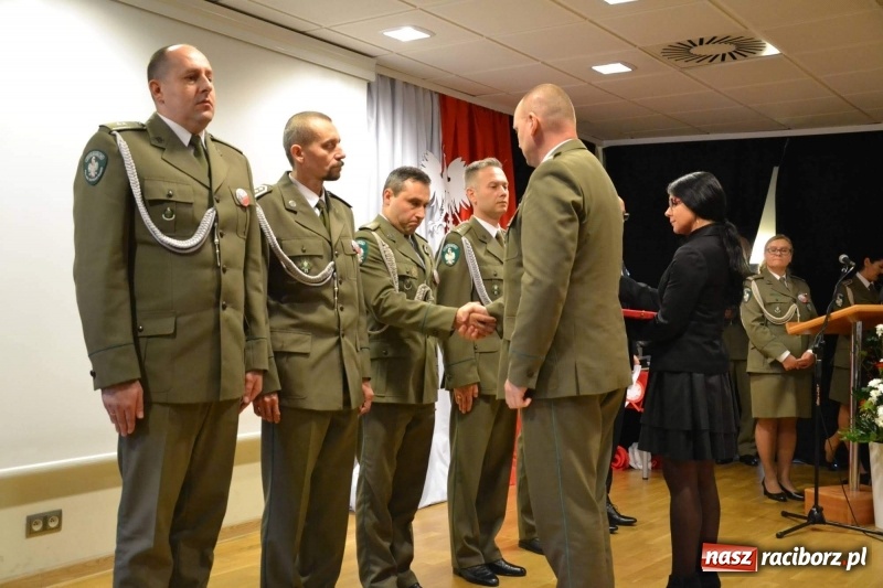 Zdjęcie w galerii na portalu naszraciborz.pl: Służby mundurowe uczciły setną rocznicę odzyskania przez Polskę niepodległości wiadomości z regionu