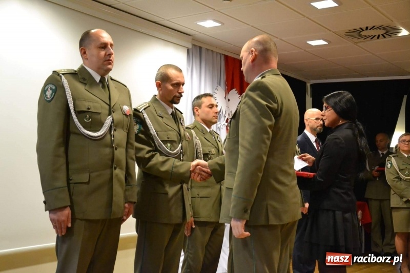 Zdjęcie w galerii na portalu naszraciborz.pl: Służby mundurowe uczciły setną rocznicę odzyskania przez Polskę niepodległości wiadomości z regionu