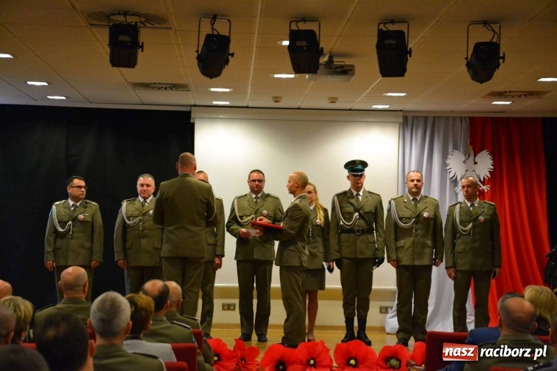 Zdjęcie w galerii na portalu naszraciborz.pl: Służby mundurowe uczciły setną rocznicę odzyskania przez Polskę niepodległości wiadomości z regionu