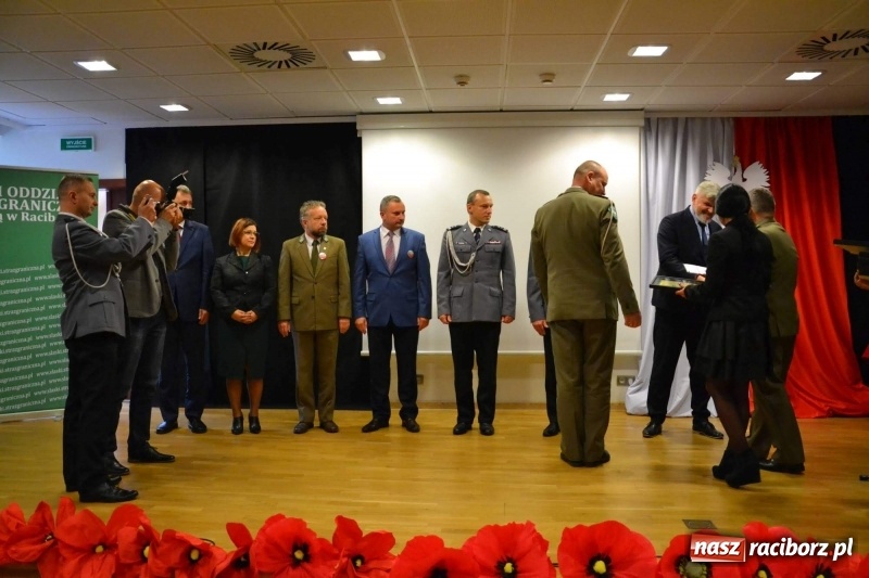 Zdjęcie w galerii na portalu naszraciborz.pl: Służby mundurowe uczciły setną rocznicę odzyskania przez Polskę niepodległości wiadomości z regionu