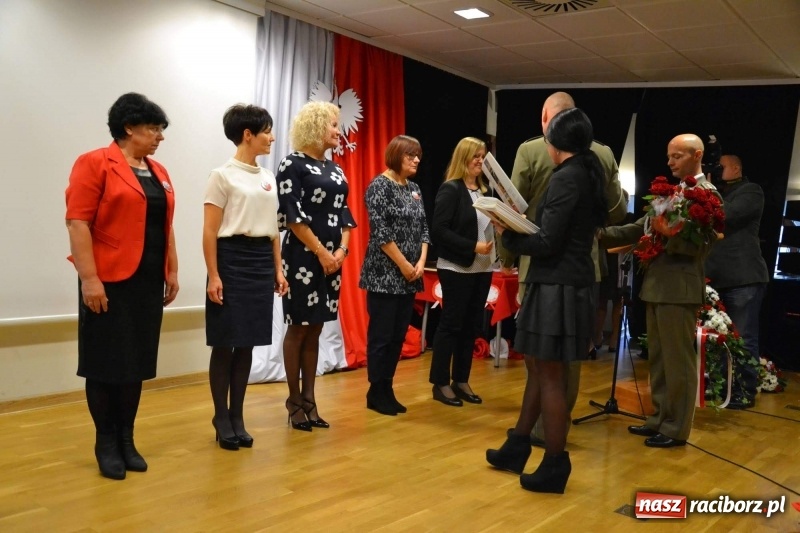 Zdjęcie w galerii na portalu naszraciborz.pl: Służby mundurowe uczciły setną rocznicę odzyskania przez Polskę niepodległości wiadomości z regionu