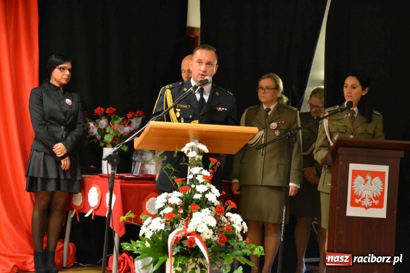 Zdjęcie w galerii na portalu naszraciborz.pl: Służby mundurowe uczciły setną rocznicę odzyskania przez Polskę niepodległości wiadomości z regionu