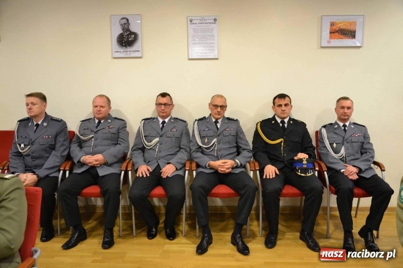 Zdjęcie w galerii na portalu naszraciborz.pl: Służby mundurowe uczciły setną rocznicę odzyskania przez Polskę niepodległości wiadomości z regionu