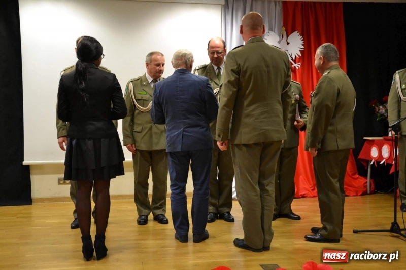 Zdjęcie w galerii na portalu naszraciborz.pl: Służby mundurowe uczciły setną rocznicę odzyskania przez Polskę niepodległości wiadomości z regionu