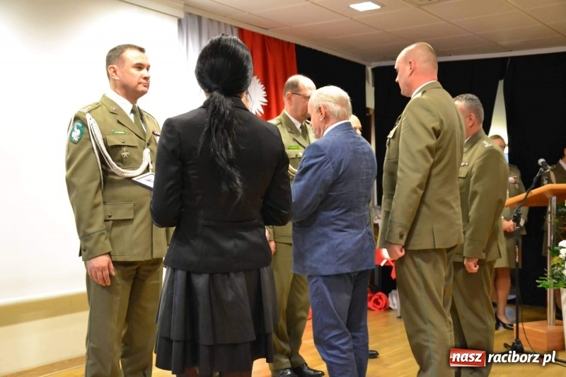 Zdjęcie w galerii na portalu naszraciborz.pl: Służby mundurowe uczciły setną rocznicę odzyskania przez Polskę niepodległości wiadomości z regionu