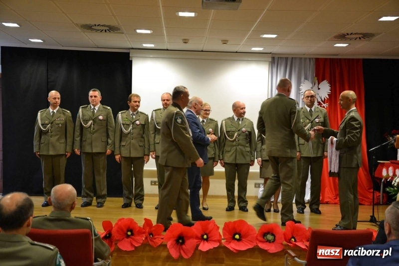 Zdjęcie w galerii na portalu naszraciborz.pl: Służby mundurowe uczciły setną rocznicę odzyskania przez Polskę niepodległości wiadomości z regionu