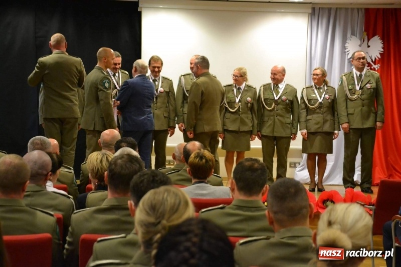 Zdjęcie w galerii na portalu naszraciborz.pl: Służby mundurowe uczciły setną rocznicę odzyskania przez Polskę niepodległości wiadomości z regionu