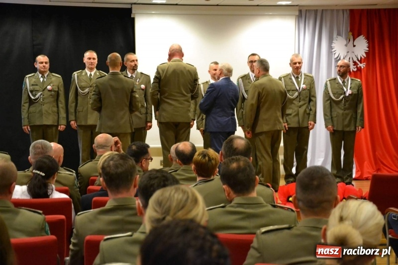 Zdjęcie w galerii na portalu naszraciborz.pl: Służby mundurowe uczciły setną rocznicę odzyskania przez Polskę niepodległości wiadomości z regionu