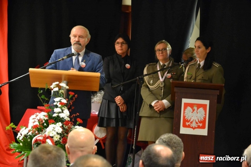 Zdjęcie w galerii na portalu naszraciborz.pl: Służby mundurowe uczciły setną rocznicę odzyskania przez Polskę niepodległości wiadomości z regionu