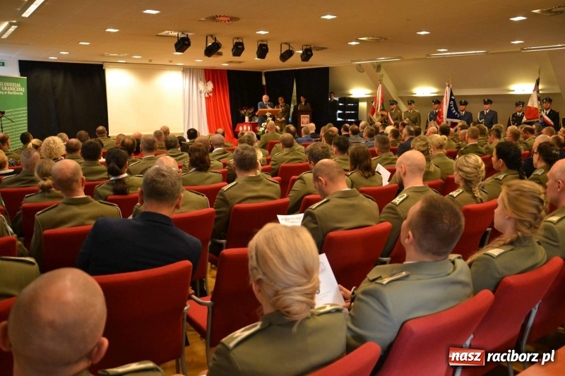 Zdjęcie w galerii na portalu naszraciborz.pl: Służby mundurowe uczciły setną rocznicę odzyskania przez Polskę niepodległości wiadomości z regionu