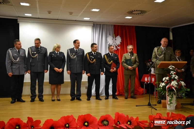 Zdjęcie w galerii na portalu naszraciborz.pl: Służby mundurowe uczciły setną rocznicę odzyskania przez Polskę niepodległości wiadomości z regionu