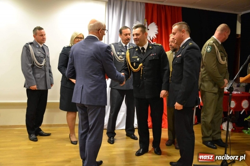 Zdjęcie w galerii na portalu naszraciborz.pl: Służby mundurowe uczciły setną rocznicę odzyskania przez Polskę niepodległości wiadomości z regionu