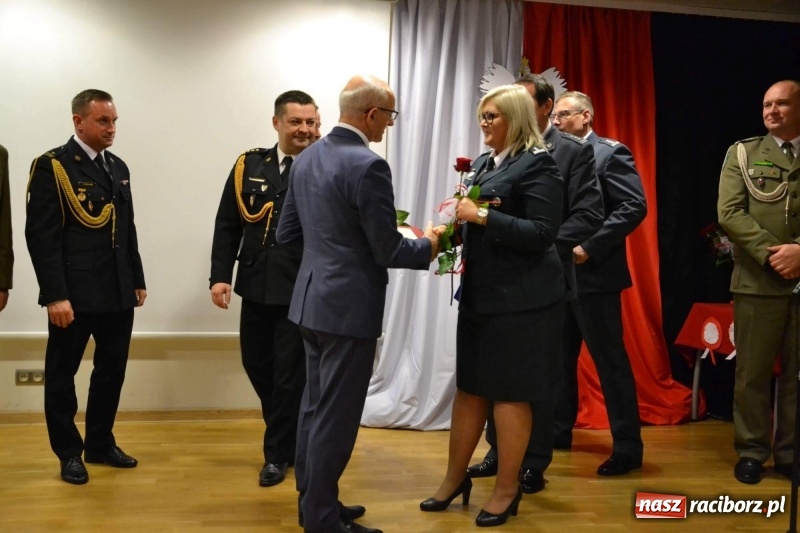 Zdjęcie w galerii na portalu naszraciborz.pl: Służby mundurowe uczciły setną rocznicę odzyskania przez Polskę niepodległości wiadomości z regionu