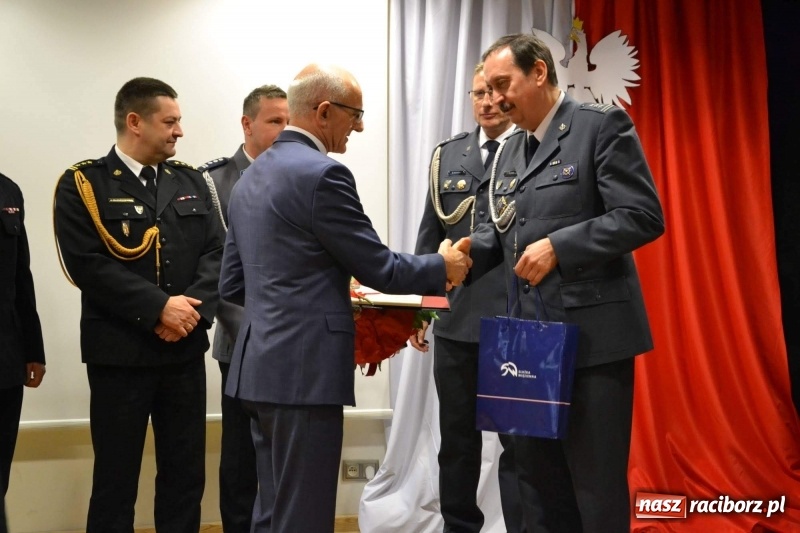 Zdjęcie w galerii na portalu naszraciborz.pl: Służby mundurowe uczciły setną rocznicę odzyskania przez Polskę niepodległości wiadomości z regionu