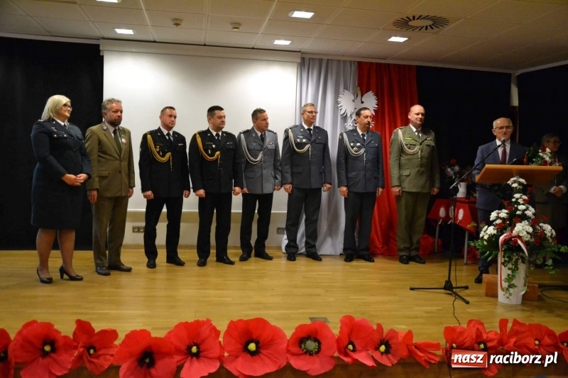 Zdjęcie w galerii na portalu naszraciborz.pl: Służby mundurowe uczciły setną rocznicę odzyskania przez Polskę niepodległości wiadomości z regionu