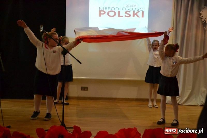 Zdjęcie w galerii na portalu naszraciborz.pl: Służby mundurowe uczciły setną rocznicę odzyskania przez Polskę niepodległości wiadomości z regionu