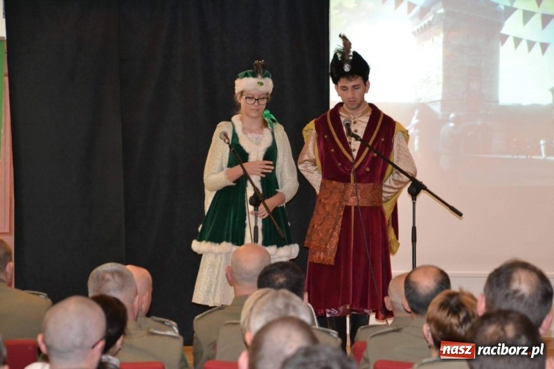 Zdjęcie w galerii na portalu naszraciborz.pl: Służby mundurowe uczciły setną rocznicę odzyskania przez Polskę niepodległości wiadomości z regionu