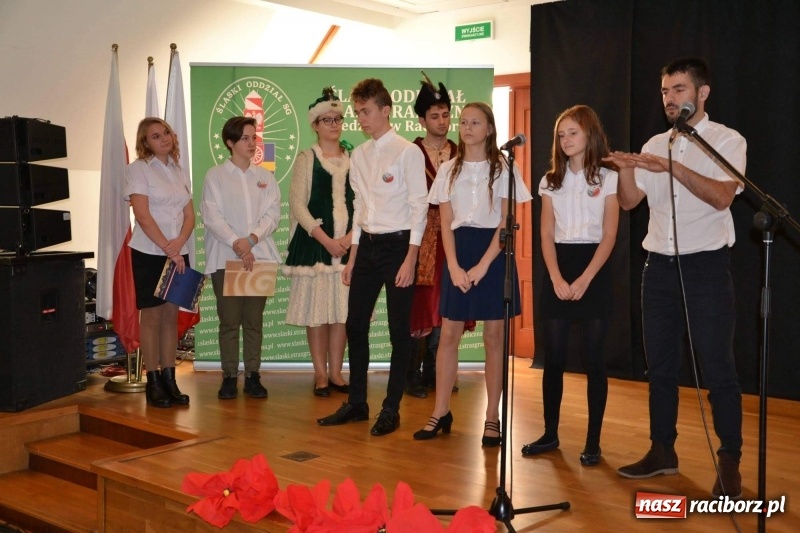 Zdjęcie w galerii na portalu naszraciborz.pl: Służby mundurowe uczciły setną rocznicę odzyskania przez Polskę niepodległości wiadomości z regionu