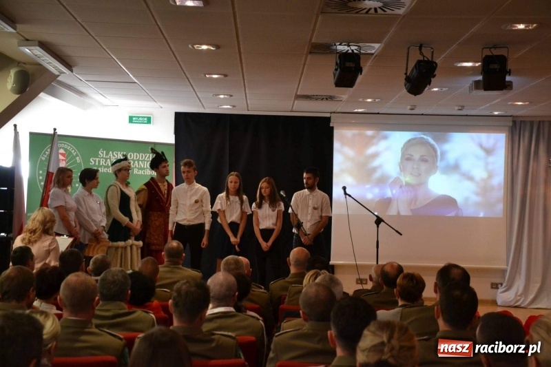 Zdjęcie w galerii na portalu naszraciborz.pl: Służby mundurowe uczciły setną rocznicę odzyskania przez Polskę niepodległości wiadomości z regionu