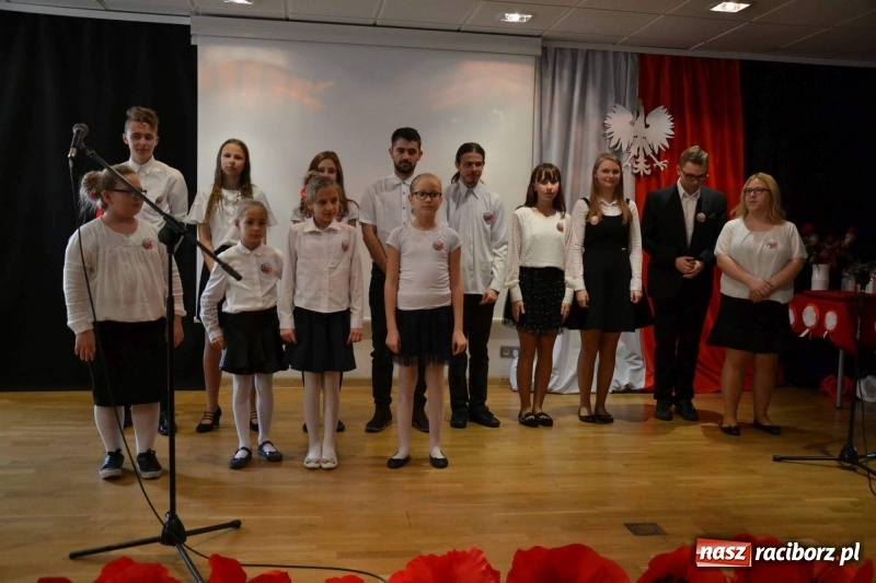 Zdjęcie w galerii na portalu naszraciborz.pl: Służby mundurowe uczciły setną rocznicę odzyskania przez Polskę niepodległości wiadomości z regionu