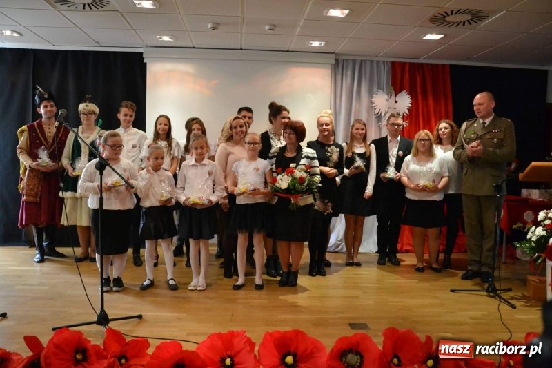 Zdjęcie w galerii na portalu naszraciborz.pl: Służby mundurowe uczciły setną rocznicę odzyskania przez Polskę niepodległości wiadomości z regionu