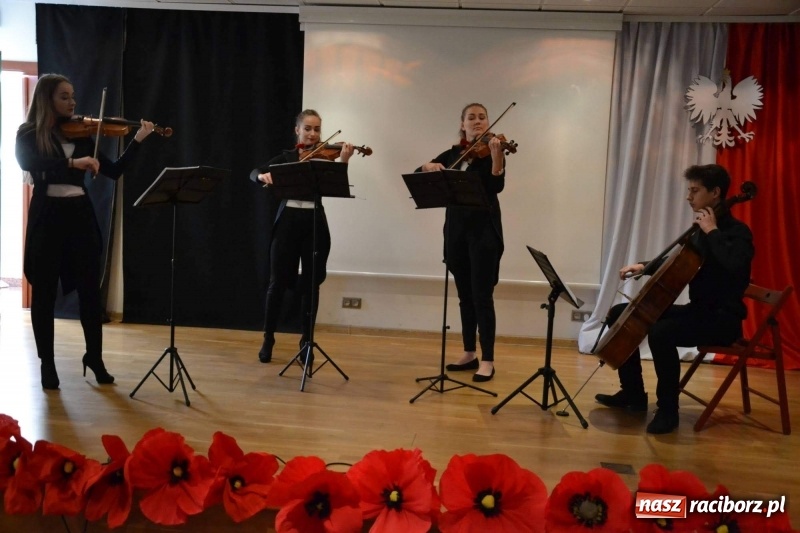 Zdjęcie w galerii na portalu naszraciborz.pl: Służby mundurowe uczciły setną rocznicę odzyskania przez Polskę niepodległości wiadomości z regionu