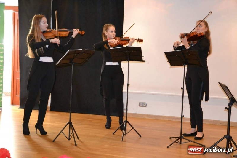 Zdjęcie w galerii na portalu naszraciborz.pl: Służby mundurowe uczciły setną rocznicę odzyskania przez Polskę niepodległości wiadomości z regionu