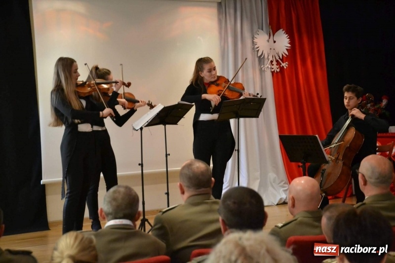 Zdjęcie w galerii na portalu naszraciborz.pl: Służby mundurowe uczciły setną rocznicę odzyskania przez Polskę niepodległości wiadomości z regionu