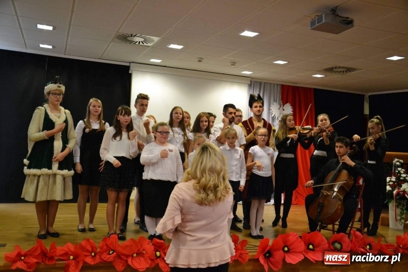 Zdjęcie w galerii na portalu naszraciborz.pl: Służby mundurowe uczciły setną rocznicę odzyskania przez Polskę niepodległości wiadomości z regionu