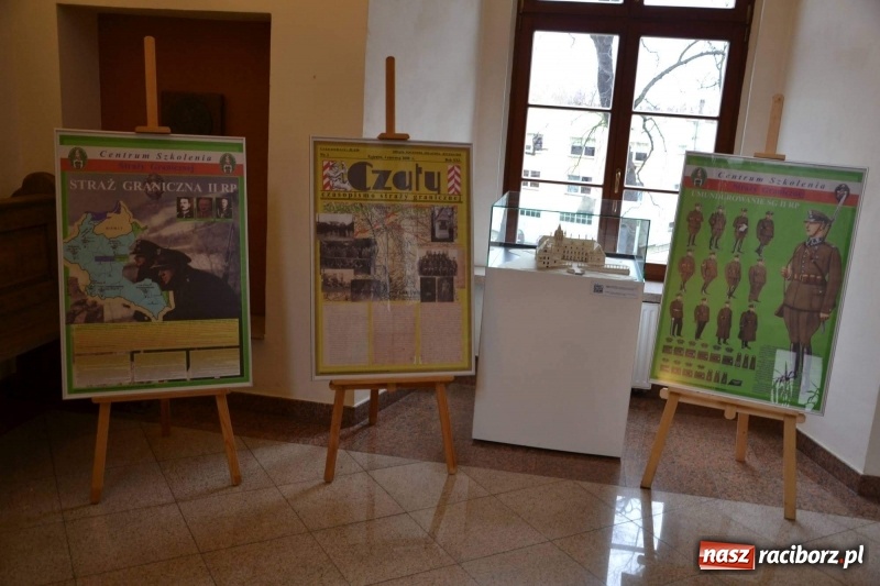 Zdjęcie w galerii na portalu naszraciborz.pl: Służby mundurowe uczciły setną rocznicę odzyskania przez Polskę niepodległości wiadomości z regionu