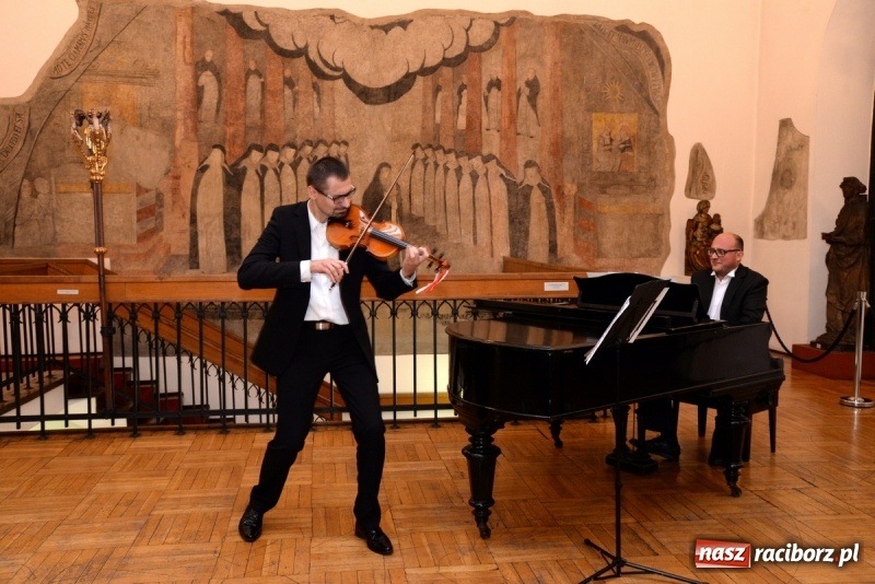 Zdjęcie w galerii na portalu naszraciborz.pl: Koncert z okazji stulecia niepodległości w raciborskim Muzeum wiadomości z regionu