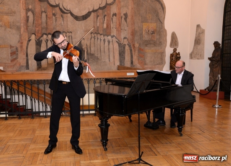 Zdjęcie w galerii na portalu naszraciborz.pl: Koncert z okazji stulecia niepodległości w raciborskim Muzeum wiadomości z regionu