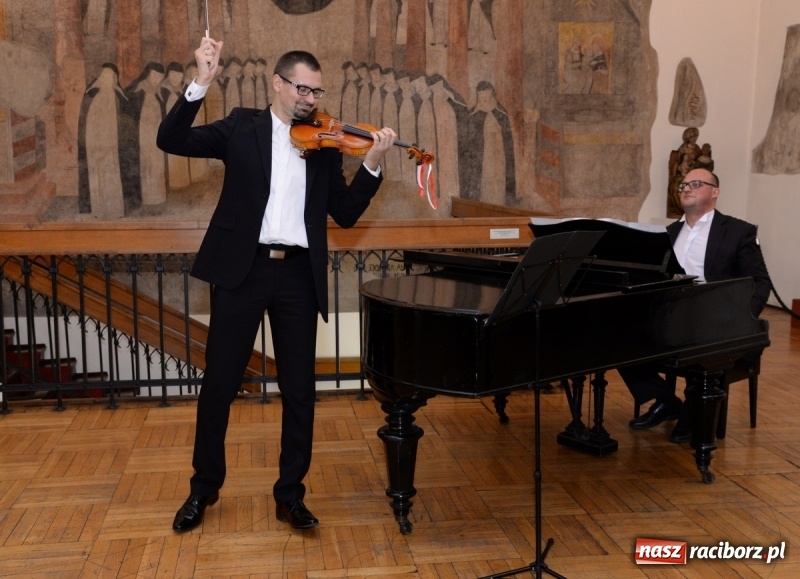 Zdjęcie w galerii na portalu naszraciborz.pl: Koncert z okazji stulecia niepodległości w raciborskim Muzeum wiadomości z regionu