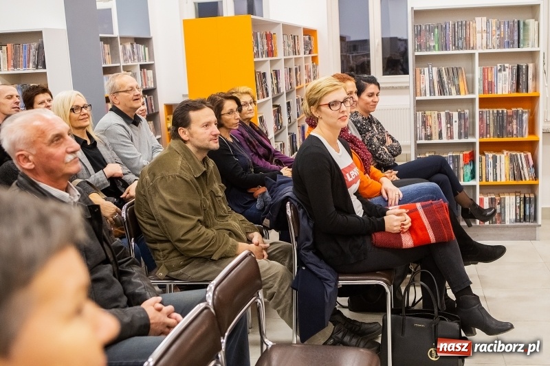 Zdjęcie w galerii na portalu naszraciborz.pl: Mym celem jest Państwa zaskakiwać. Katarzyna Bonda w raciborskiej bibliotece FOTO i VIDEO wiadomości z regionu
