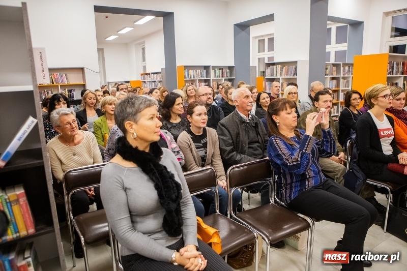 Zdjęcie w galerii na portalu naszraciborz.pl: Mym celem jest Państwa zaskakiwać. Katarzyna Bonda w raciborskiej bibliotece FOTO i VIDEO wiadomości z regionu