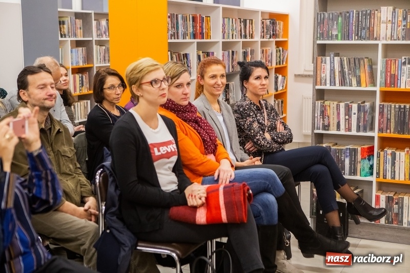 Zdjęcie w galerii na portalu naszraciborz.pl: Mym celem jest Państwa zaskakiwać. Katarzyna Bonda w raciborskiej bibliotece FOTO i VIDEO wiadomości z regionu