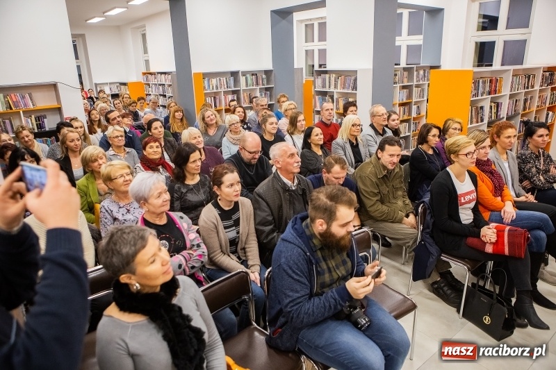 Zdjęcie w galerii na portalu naszraciborz.pl: Mym celem jest Państwa zaskakiwać. Katarzyna Bonda w raciborskiej bibliotece FOTO i VIDEO wiadomości z regionu