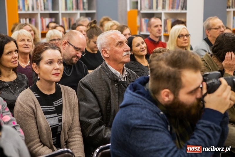 Zdjęcie w galerii na portalu naszraciborz.pl: Mym celem jest Państwa zaskakiwać. Katarzyna Bonda w raciborskiej bibliotece FOTO i VIDEO wiadomości z regionu