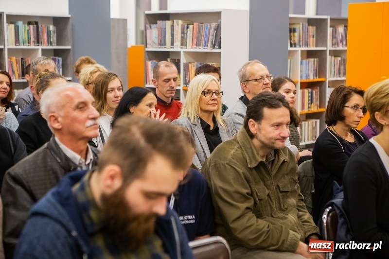 Zdjęcie w galerii na portalu naszraciborz.pl: Mym celem jest Państwa zaskakiwać. Katarzyna Bonda w raciborskiej bibliotece FOTO i VIDEO wiadomości z regionu