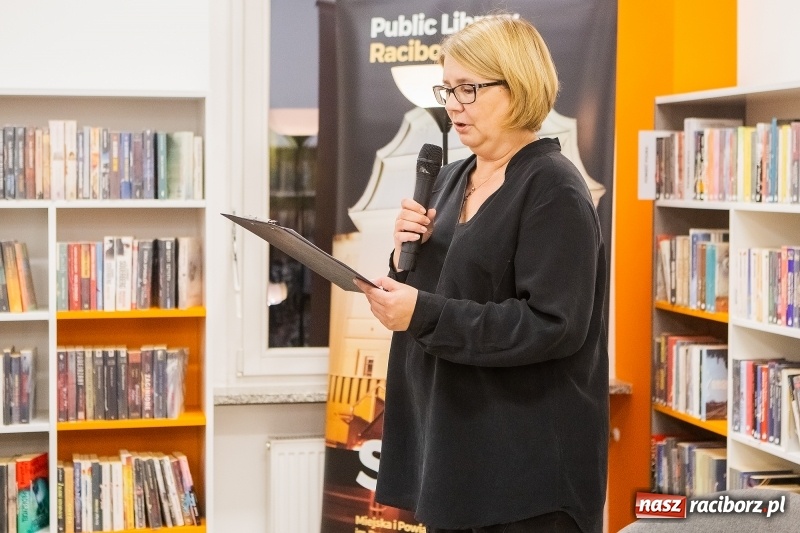 Zdjęcie w galerii na portalu naszraciborz.pl: Mym celem jest Państwa zaskakiwać. Katarzyna Bonda w raciborskiej bibliotece FOTO i VIDEO wiadomości z regionu