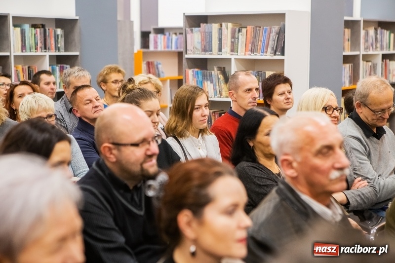 Zdjęcie w galerii na portalu naszraciborz.pl: Mym celem jest Państwa zaskakiwać. Katarzyna Bonda w raciborskiej bibliotece FOTO i VIDEO wiadomości z regionu