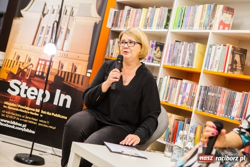 Zdjęcie w galerii na portalu naszraciborz.pl: Mym celem jest Państwa zaskakiwać. Katarzyna Bonda w raciborskiej bibliotece FOTO i VIDEO wiadomości z regionu