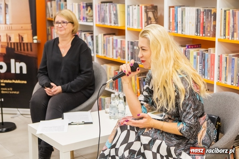 Zdjęcie w galerii na portalu naszraciborz.pl: Mym celem jest Państwa zaskakiwać. Katarzyna Bonda w raciborskiej bibliotece FOTO i VIDEO wiadomości z regionu