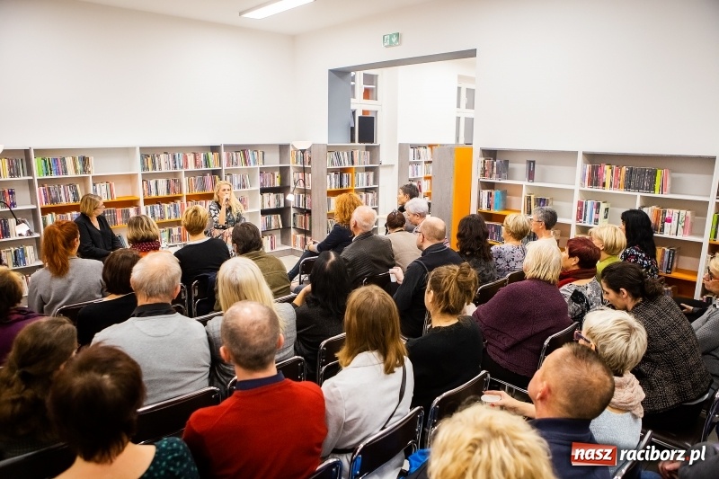 Zdjęcie w galerii na portalu naszraciborz.pl: Mym celem jest Państwa zaskakiwać. Katarzyna Bonda w raciborskiej bibliotece FOTO i VIDEO wiadomości z regionu