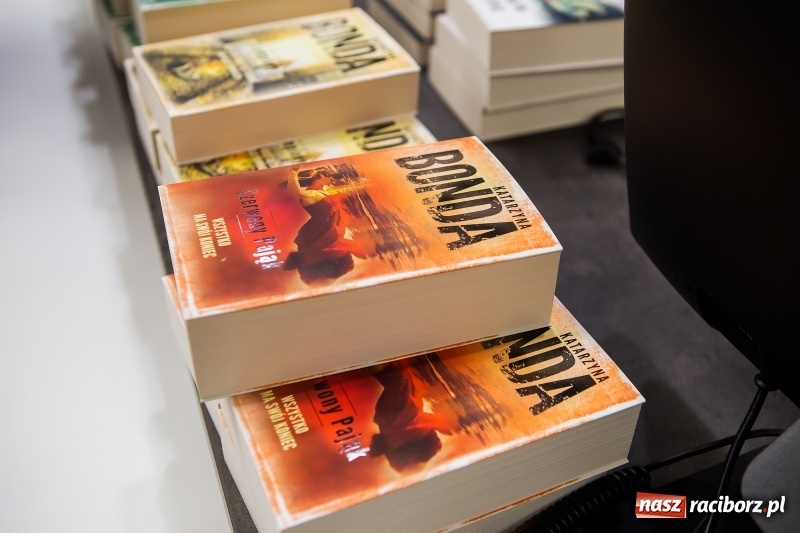 Zdjęcie w galerii na portalu naszraciborz.pl: Mym celem jest Państwa zaskakiwać. Katarzyna Bonda w raciborskiej bibliotece FOTO i VIDEO wiadomości z regionu